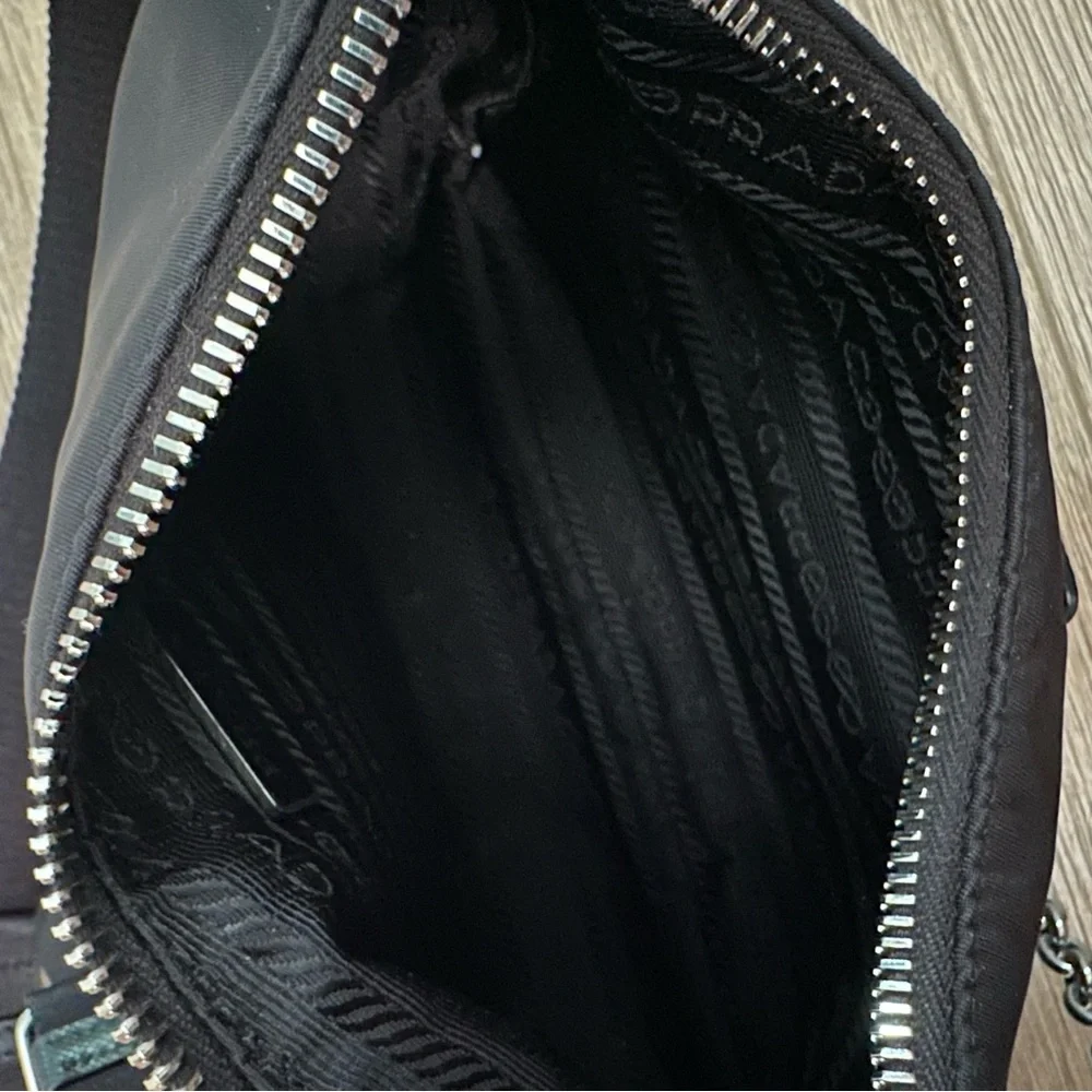 Authentic Prada Re-Edition 2005 Re-Nylon bag - Picture 7 of 10
